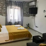 Eni & Dani Апартаменты Пула